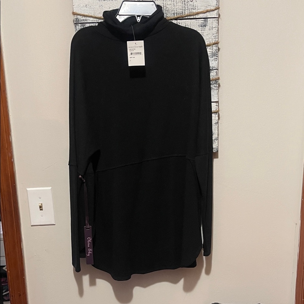 Nordstrom Olivia Sky Classic Black Top size small. NWT!